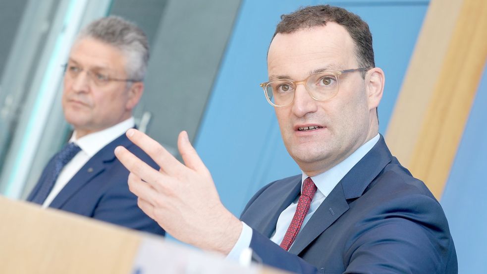 Jens Spahn, (r, CDU) geschäftsführender Bundesgesundheitsminister, und Lothar H. Wieler, Präsident des Robert Koch Institut (RKI). (Archivfoto) Foto: dpa/Kay Nietfeld