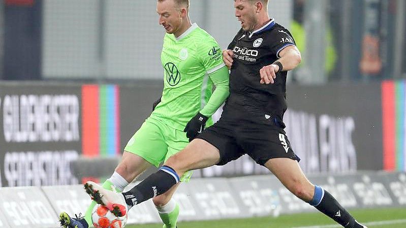 Die Partie zwischen Bielefeld und Wolfsburg war hart umkämpft. Foto: Friso Gentsch/dpa