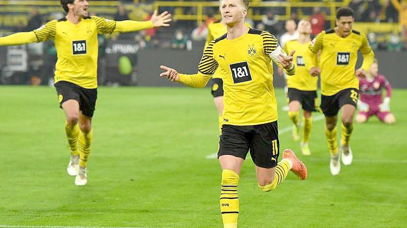 Dank des Tors von Marco Reus bleibt der BVB an Bayern dran. Foto: Bernd Thissen/dpa