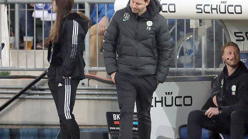 Im Spiel bei Arminia Bielefeld reagiert Wolfsburgs Trainer Florian Kohfeldt an der Seitenlinie. Foto: Friso Gentsch/dpa