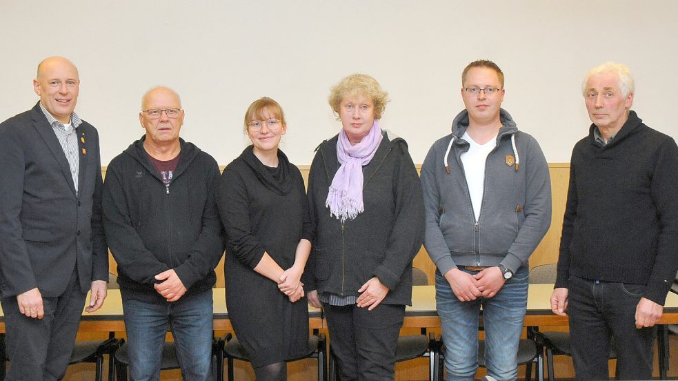 Der Großefehntjer Bürgermeister Erwin Adams (von links) gratuliert dem neuen Fiebinger Ortsrat, bestehend aus Gerold Frerichs, Lara Meyer, Linda Hagedorn, Marco Beyen und Ortsbürgermeister Eilert Caspers. Foto: Gemeinde Großefehn