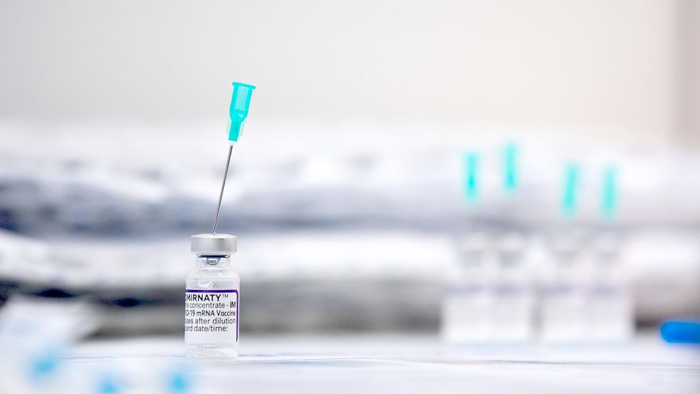 Eine Ampulle mit Biontech-Impfstoff steht für die Vorbereitung zum Impfung bereit. Foto: DPA
