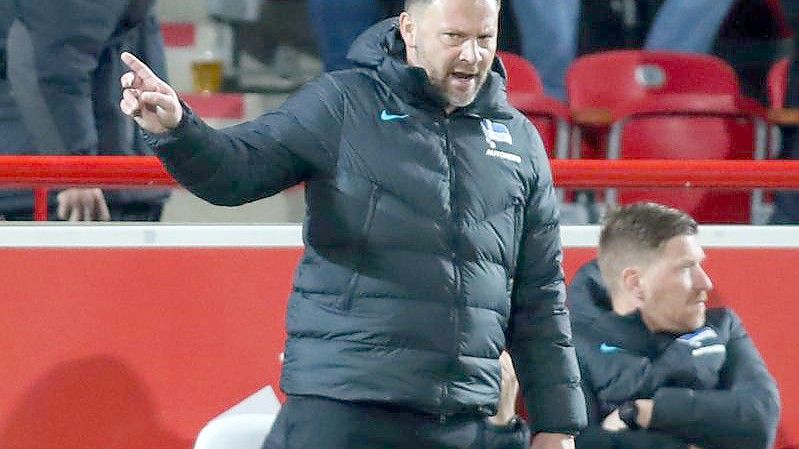 War nach der Derby-Schlappe bei Union bedient: Hertha-Coach Pal Dardai. Foto: Andreas Gora/dpa