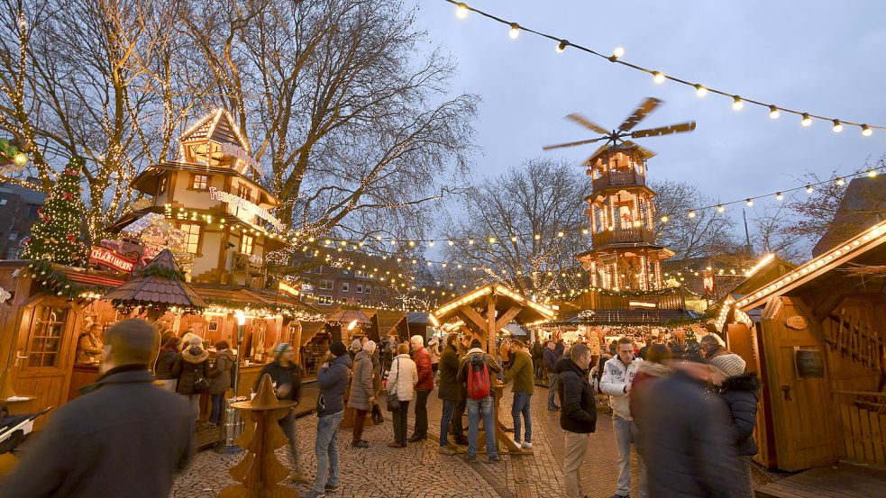 Weihnachtsstimmung auf dem Emder Weihnachtsmarkt, hier eine Aufnahme aus dem Jahr 2019. Foto: DPA