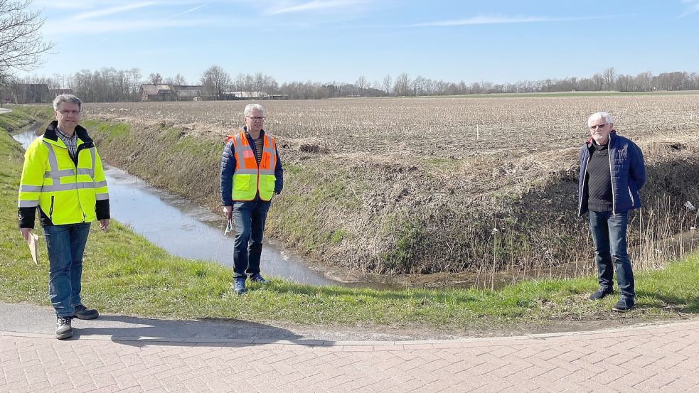 Auf dieser Ackerfläche in Riepe entstehen die Grundstücke, wie Ulrich Kubatschek (Geschäftsführer der EDI, von links), Friedhelm Saathoff (Gemeinde Ihlow) und Erich Harms (Riepster Ortsbürgermeister) vor Ort erläuterten. Archivfoto: Ruhr