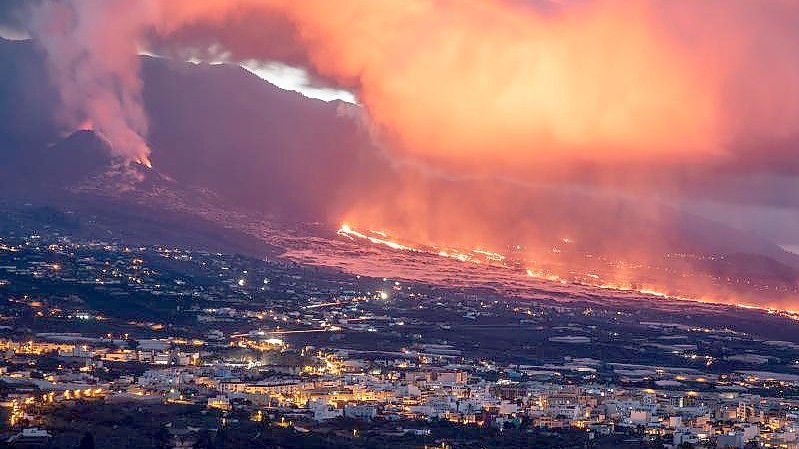 Der Vulkan bleibt weiter aktiv. Foto: Kike Rincón/EUROPA PRESS/dpa