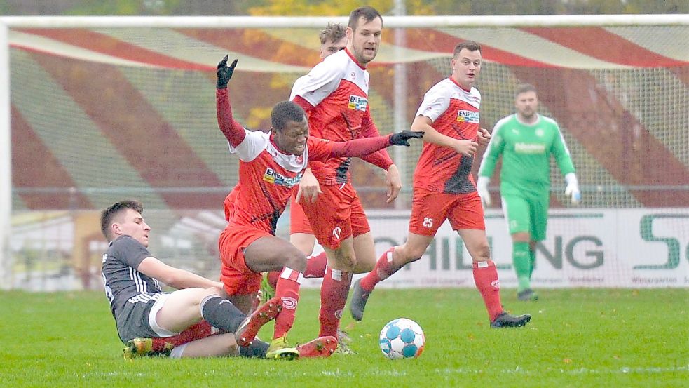 Einen schweren Stand hatte der SV Großefehn (in roten Trikots) gegen den TV Bunde. Foto: Bernd Wolfenberg