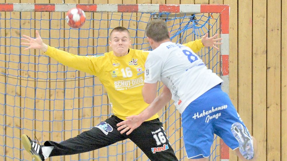 Mit seinem gehaltenen Siebenmeter in der 51. Spielminute gegen ATSV-Spieler Björn Wähmann hatte OHV-Torwart Marten Jungvogel maßgeblichen Anteil am Sieg der Auricher Mannschaft. Fotos: Bernd Wolfenberg