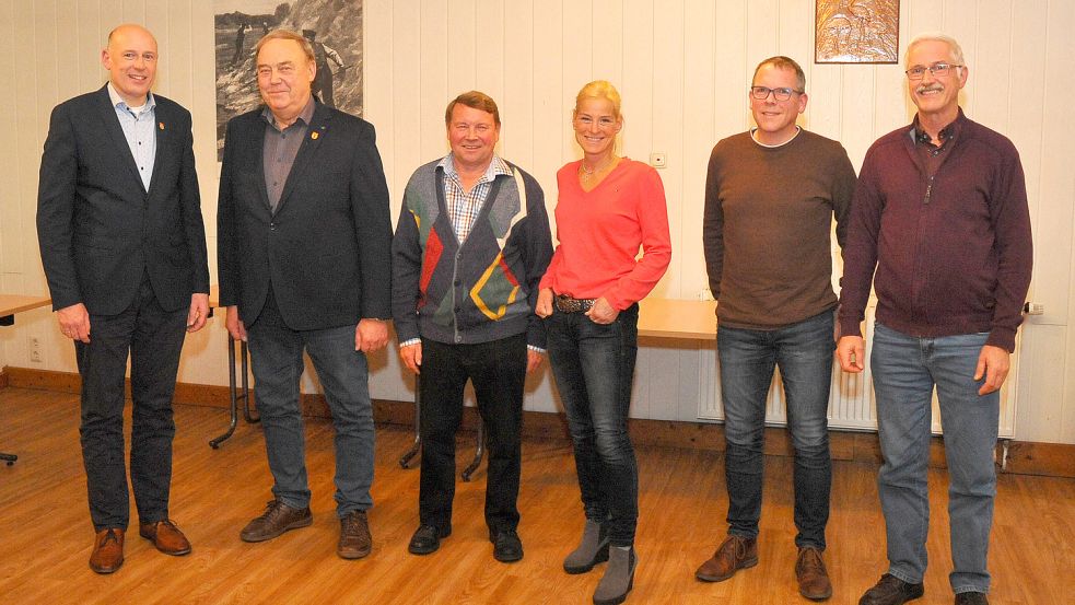 Der neue Ortsrat Akelsbarg mit Gemeindebürgermeister Erwin Adams (von links), Ortsbürgermeister Harm Erdwiens, Franz Emkes, Silke Lukes, Matthias Bullmann und Ludwig Saathoff. Foto: privat