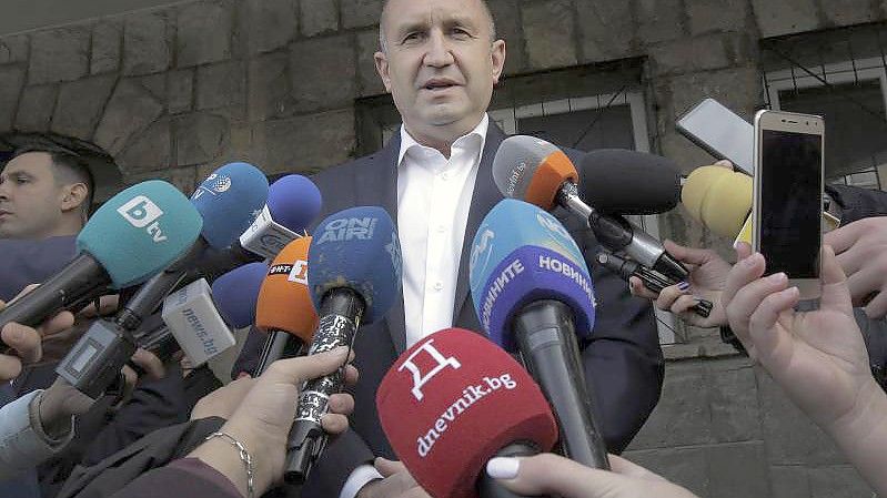 Bulgariens Präsident Rumen Radew bleibt nach der Stichwahl laut Prognosen im Amt. Foto: Valentina Petrova/AP/dpa