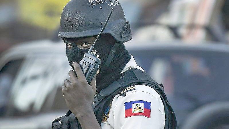 Ein Polizist patrouilliert an einer Kreuzung in Port-au-Prince. Zwei vor über einem Monat in Haiti entführte Ausländer sind freigelassen worden. Foto: Matias Delacroix/AP/dpa