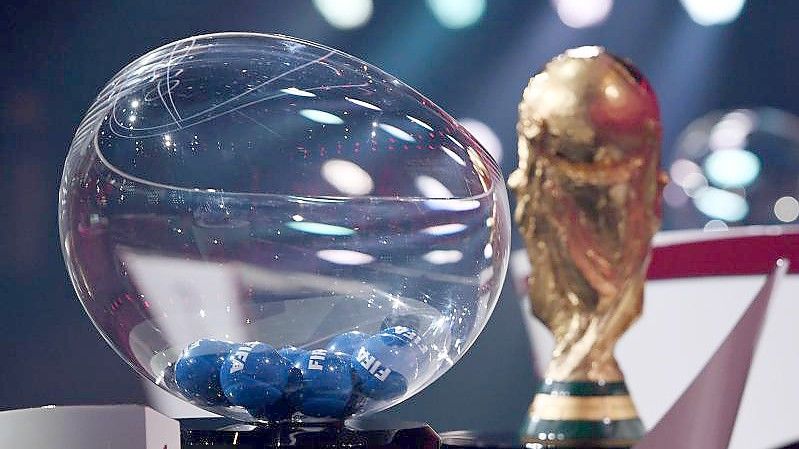 Am Freitag werden in Zürich die Partien der Playoffs in der WM-Qualifikation für Katar ausgelost. Foto: Kurt Schorrer/FIFA/dpa