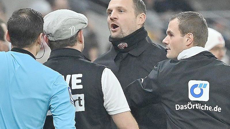 Der Mainzer Trainer Bo Svensson und Kölns Trainer Steffen Baumgart tauschen Nettigkeiten aus. Foto: Torsten Silz/dpa