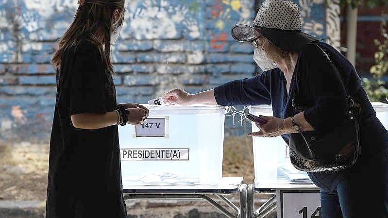 Eine Frau gibt ihre Stimme in einem Wahllokal in Santiago, Chile, ab. Foto: Jorge Villegas/XinHua/dpa