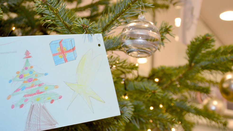 Ein Zettel am Wunschbaum in der Deutschen Bank in Aurich. Ein Kind hat seine Karte bunt bemalt. Foto: Franziska Otto