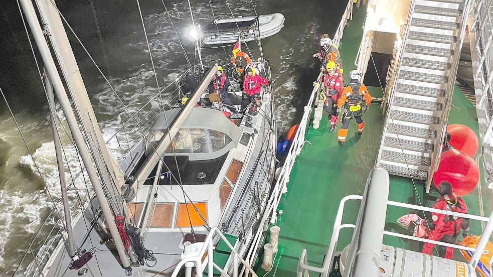 Nahe der Insel Minsener Oog stiegen die Seenotretter auf die Jacht über, um dem verletzten Skipper zu helfen. Foto: Die Seenotretter – DGzRS
