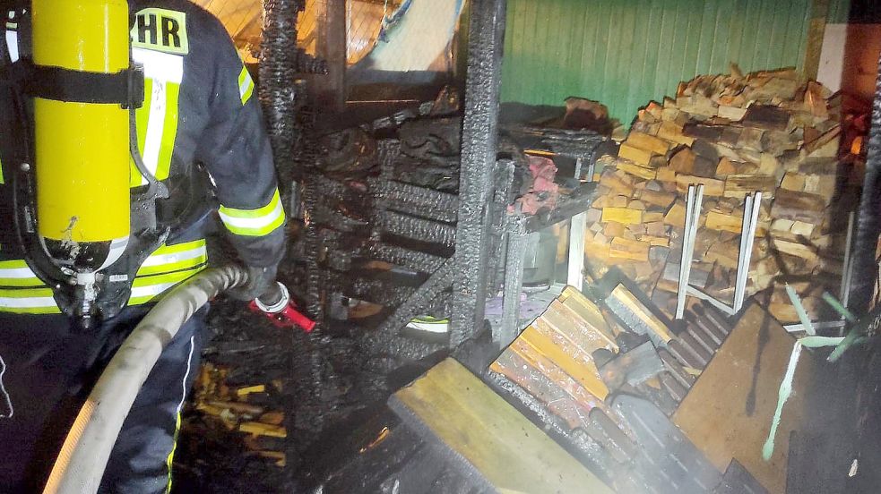 Das Feuer in einem Wirdumer Schuppen richtete in der Nacht zu Sonnabend Sachschaden im fünfstelligen Euro-Bereich an. Foto: Feuerwehr