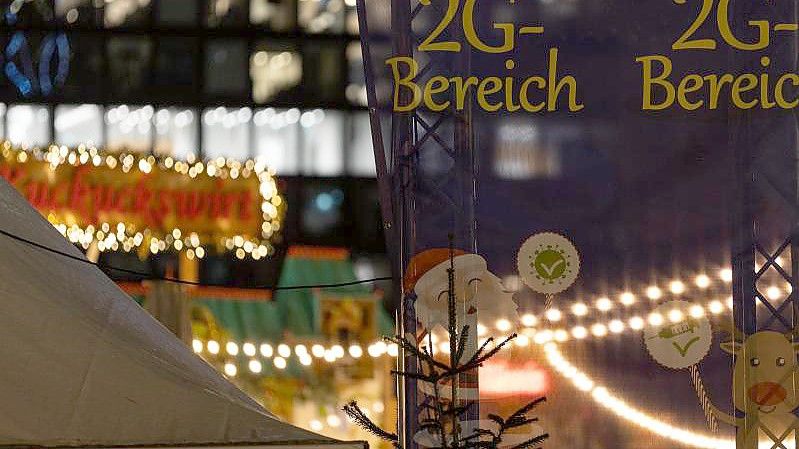Hinweis auf einen 2G-Bereich auf dem Frankfurter Weihnachtsmarkt. Foto: Hannes P. Albert/dpa