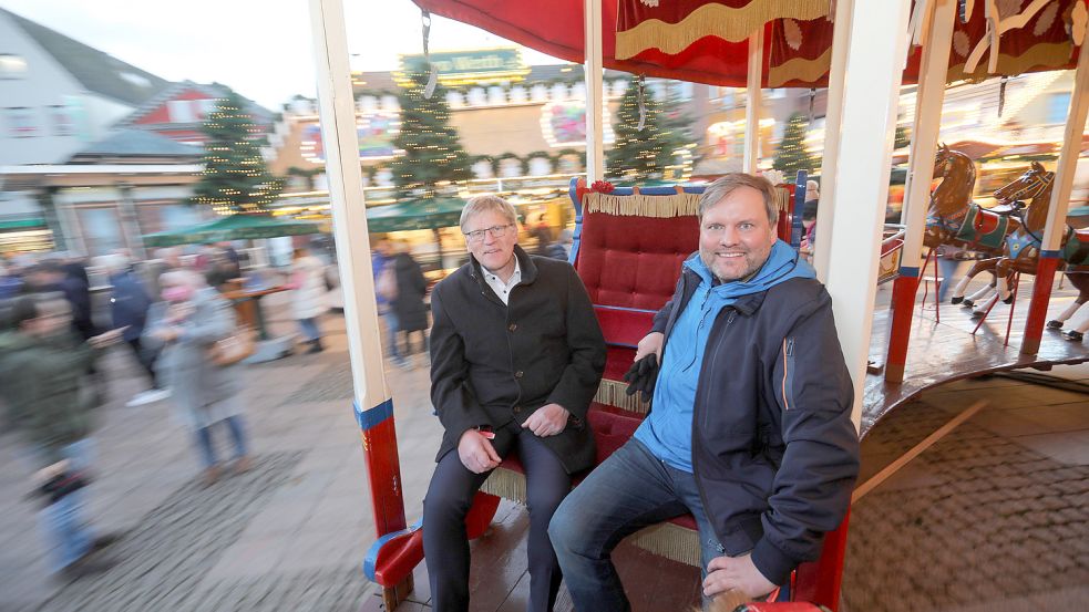 Bürgermeister Horst Feddermann (links) und der Vorsitzende des Kaufmännischen Vereins, Udo Hippen, drehten eine erste Runde auf dem historischen Karussell. Foto: Romuald Banik