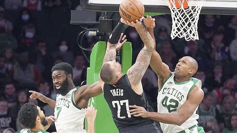 Die Houston Rockets um Daniel Theis (M.) hatten es schwer in Boston. Foto: Charles Krupa/AP/dpa