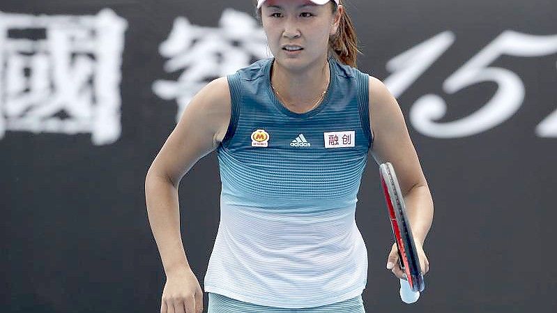 Chinas Regierung sucht ein Ende der Kontroverse um den längere Zeit verschwundenen Tennisstar Peng Shuai. Foto: Mark Schiefelbein/AP/dpa