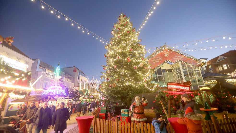 Zahlreiche Besucher nutzten schon am Montag die Gelegenheit für einen Bummel über den Auricher Weihnachtsmarkt. Foto: Romuald Banik