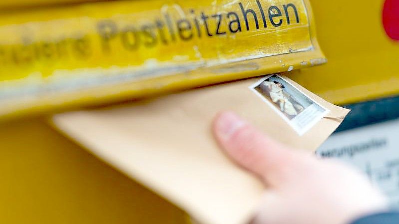 Die Deutsche Post will zum Jahreswechsel die Preise für diverse Sendungsarten erhöhen. Foto: Monika Skolimowska/zb/dpa/Illustration