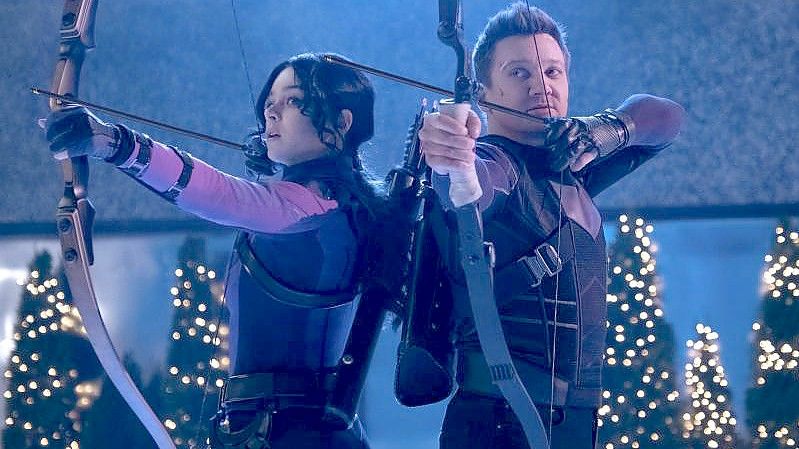 Hailee Steinfeld als Kate Bishop und Jeremy Renner als Clint Barton/Hawkeye in „Hawkeye“. Foto: Chuck Zlotnick/Disney+/Marvel Studios/dpa