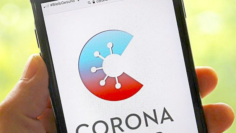 Die offizielle Corona-Warn-App ist auf einem Smartphone zu sehen (Archivbild). Foto: Oliver Berg/dpa
