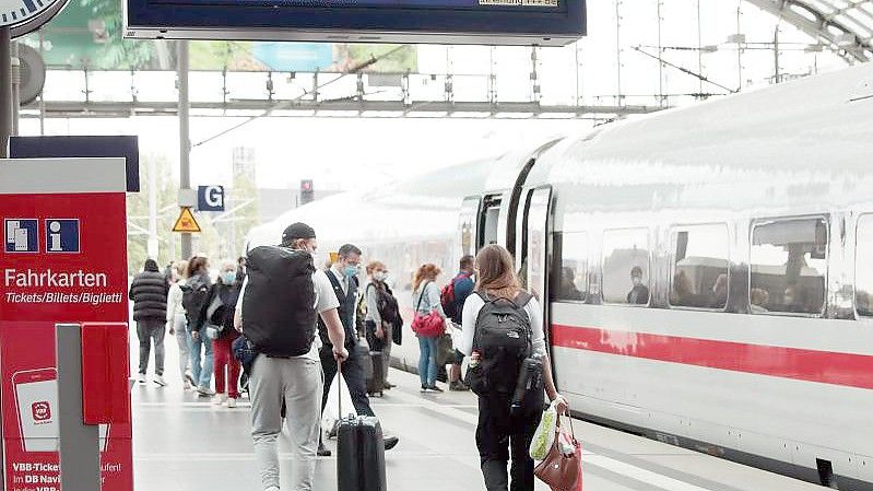 Geimpft, genesen oder getestet? Die Bahn kündigt 3G-Kontrollen im Fern- und Regionalverkehr an. Foto: Carsten Koall/dpa