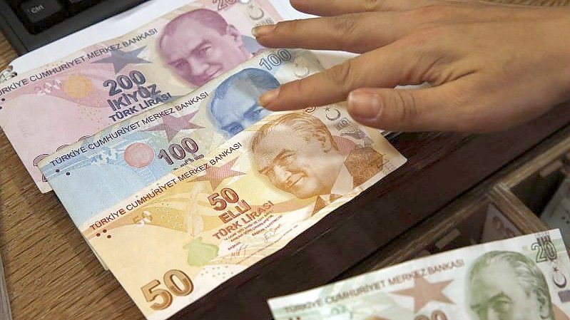 Die türkische Lira ist erneut eingebrochen. Foto: Lefteris Pitarakis/AP/dpa