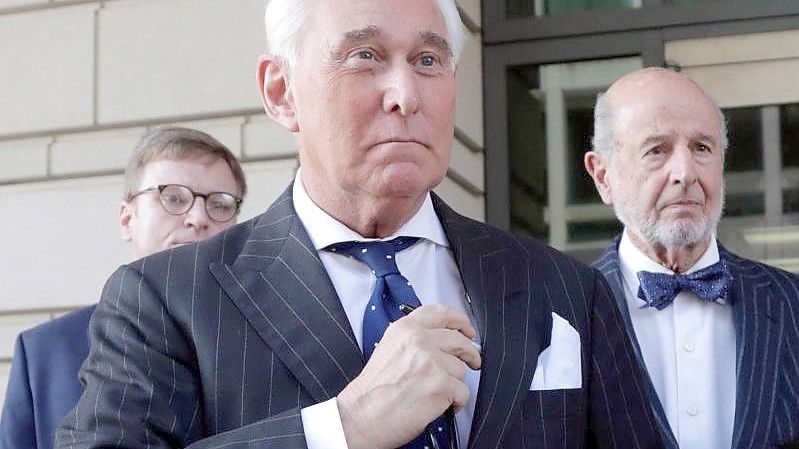 Roger Stone (M) war 2020 unter anderem wegen Falschaussagen und Behinderung der Justiz zu einer Gefängnisstrafe von mehr als drei Jahren verurteilt worden (Archivbild). Foto: Julio Cortez/AP/dpa