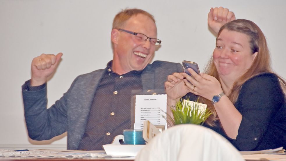 Amüsiert schaut CDU-Ratsfrau Kerstin Poppinga in der Sitzung des Rates Upgant-Schott auf ihr Handy. Im Hintergrund lacht ihr Mann Heiko (ebenfalls CDU). Anderen in ihrer Partei ist das Lachen längst vergangen. Foto: Thomas Dirks