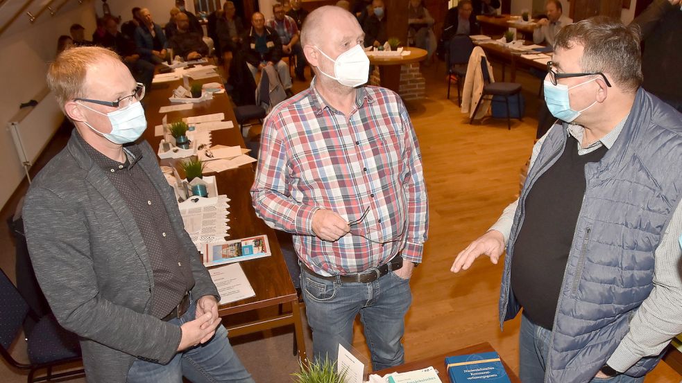 In einer Unterbrechung der Ratssitzung in Upgant-Schott sprach Heiko Poppinga (CDU, von links) mit Albert Janssen (BWG) und dem neuen Bürgermeister Günter Winter (SPD). Foto: Thomas Dirks