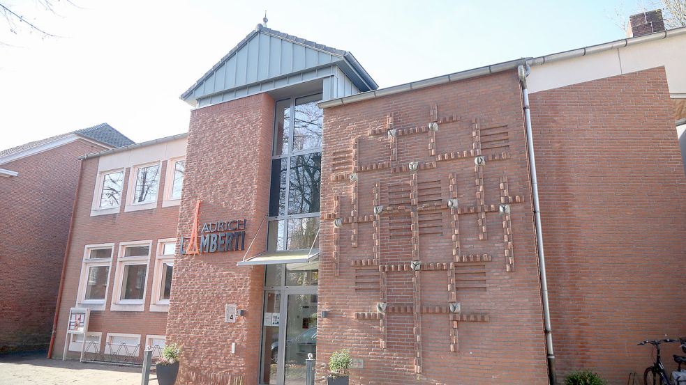 Die neue Fassade des renovierten Gemeindehauses der Lamberti-Kirchengemeinde in Aurich. Foto: Romuald Banik