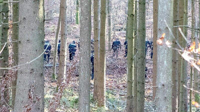 Polizisten durchkämmen den Wald bei Kipfenberg. Foto: Friedrich/Vifogra/dpa