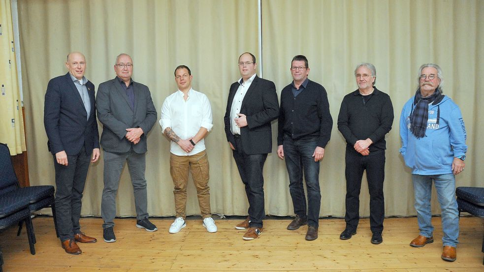 Großefehns Gemeindebürgermeister Erwin Adams (von links) gratulierte dem neuen Ortsrat, bestehend aus Ortsbürgermeister Joachim Ehmen, Marcel Gronau, Gerd Albers, Focko Meyer, Holger Kühnel und Karl Reuter. Foto: Gemeinde Großefehn