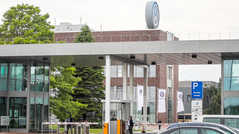 Eines der Nadelöhre in die Riesen-Fabrik auf dem Larrelter Polder: Das Haupttor des Emder VW-Werks, hier eine Archivaufnahme. Foto: Aiko Recke