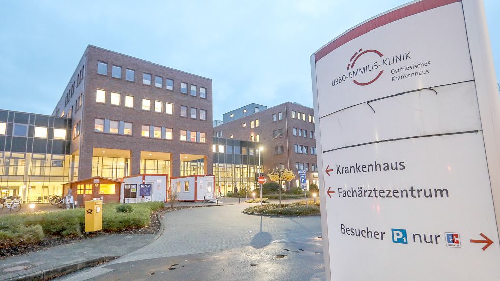 Auch für die Ubbo-Emmius-Klinik, hier eine Aufnahme aus dem November 2020, gelten ab Mittwoch neue Besuchregeln. Foto: Romuald Banik