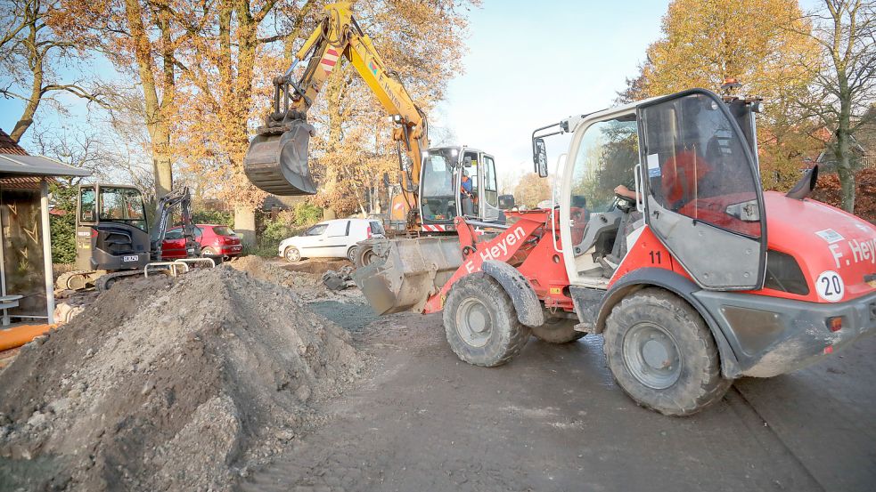 In Ochtelbur sind immer noch große Baugeräte im Baustellenbereich unterwegs. Hausanschlüsse werden jetzt verlegt, doch auch der Bau an der Hauptleitung dauert noch ein paar Tage. Foto: Romuald Banik