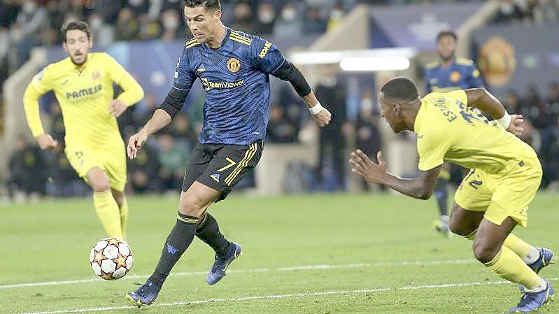 Memphis Depay (l) kam mit dem FC Barcelona nicht über ein Remis gegen Benfica Lissabon mit Nicolas Otamendi hinaus. Foto: Joan Monfort/AP/dpa