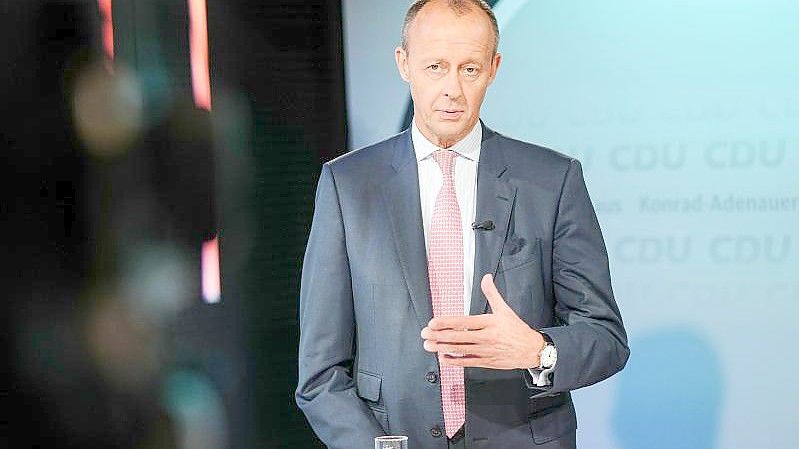 Friedrich Merz, CDU-Bundestagsabgeordneter, präsentiert sich als Kandidat für den CDU-Parteivorsitz im Konrad-Adenauer-Haus auf dem “CDU Live”-Format den CDU-Mitgliedern. Foto: Kay Nietfeld/dpa