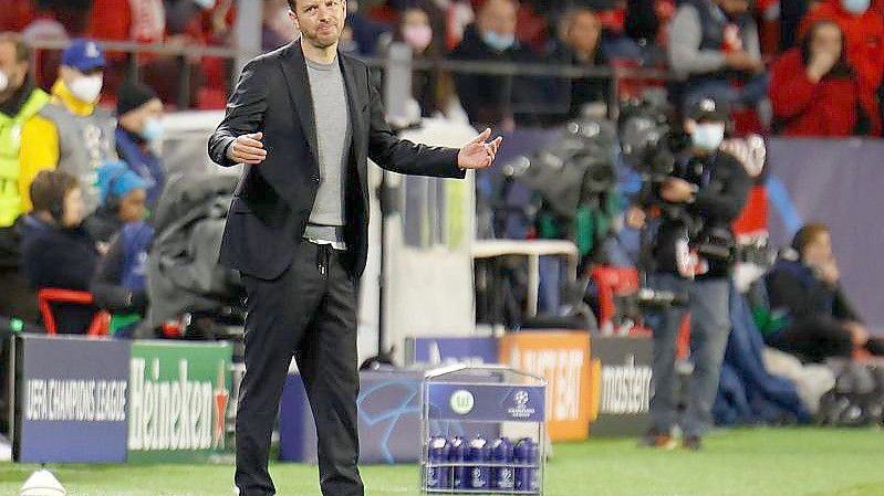 Wolfsburgs Trainer Florian Kohfeldt zuckt am Spielfeldrand mit den Schultern. Foto: Daniel Gonzalez Acuna/dpa