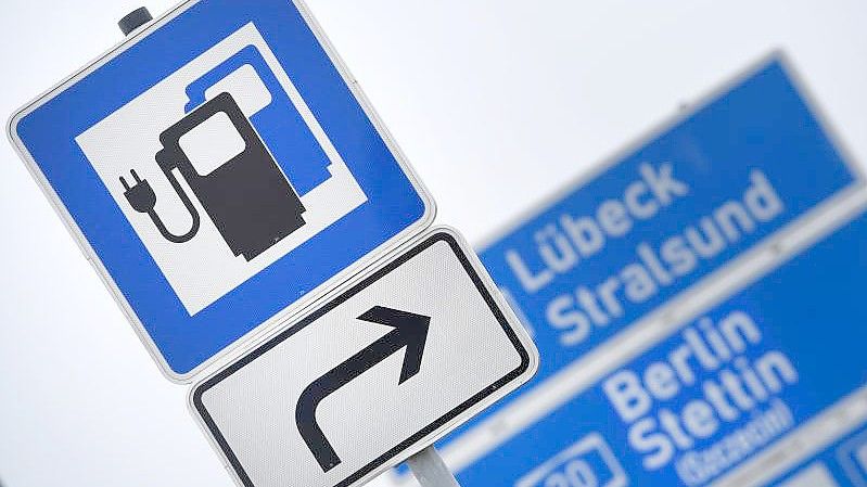 Fast 40 Prozent der vom ADAC befragten Elektroauto-Fahrer sind mit dem Laden auf Langstrecken nicht besonders zufrieden. Foto: Stefan Sauer/dpa