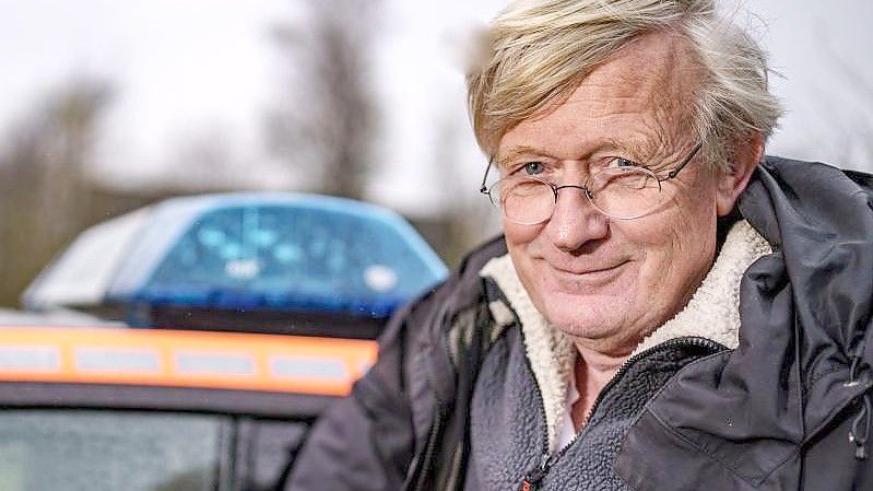 Inselarzt Rolf-Ferdinand Gehre neben seiner Praxis auf Pellworm am Notarztwagen. Foto: Axel Heimken/dpa