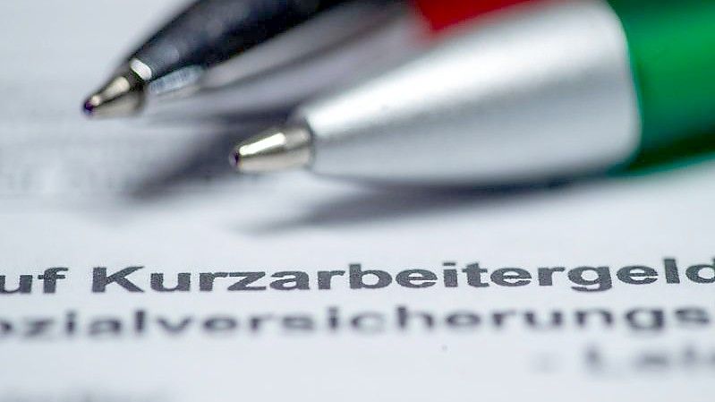 Der erleichterte Zugang zu Kurzarbeit soll bis Ende März 2022 verlängert werden. Foto: Jens Büttner/dpa-Zentralbild/dpa/Illustration