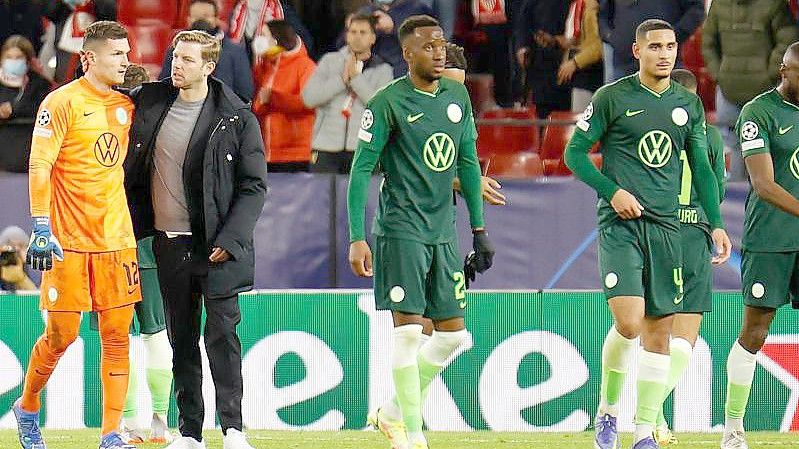 Der VfL Wolfsburg verlor erstmals unter Trainer Florian Kohfeldt (2.v.l). Foto: Daniel Gonzalez Acuna/dpa