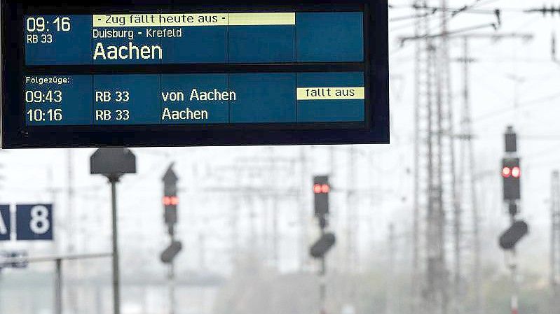 Eine Stellwerksstörung in Duisburg hat den Zugverkehr im Ruhrgebiet stark beeinträchtigt. Foto: Federico Gambarini/dpa