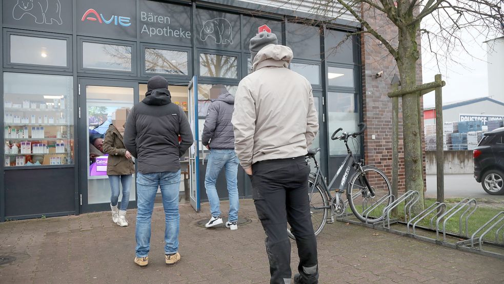 Vor der Bären-Apotheke bilden sich immer wieder lange Schlangen von Menschen, die einen Corona-Test brauchen. Foto: Romuald Banik