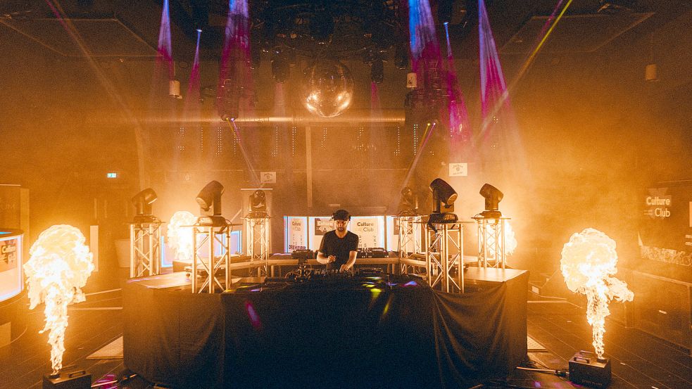 Die Bühne der DJs steht mitten auf der Tanzfläche, Flammenwerfer und Nebel sorgen für passende Effekte in den Live-Videos. Foto: Sebastian Kranz